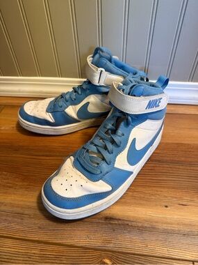 Nike Court Borough Mid 2 Kids High-Top Sneakers in White and Light Blue, 7Y
